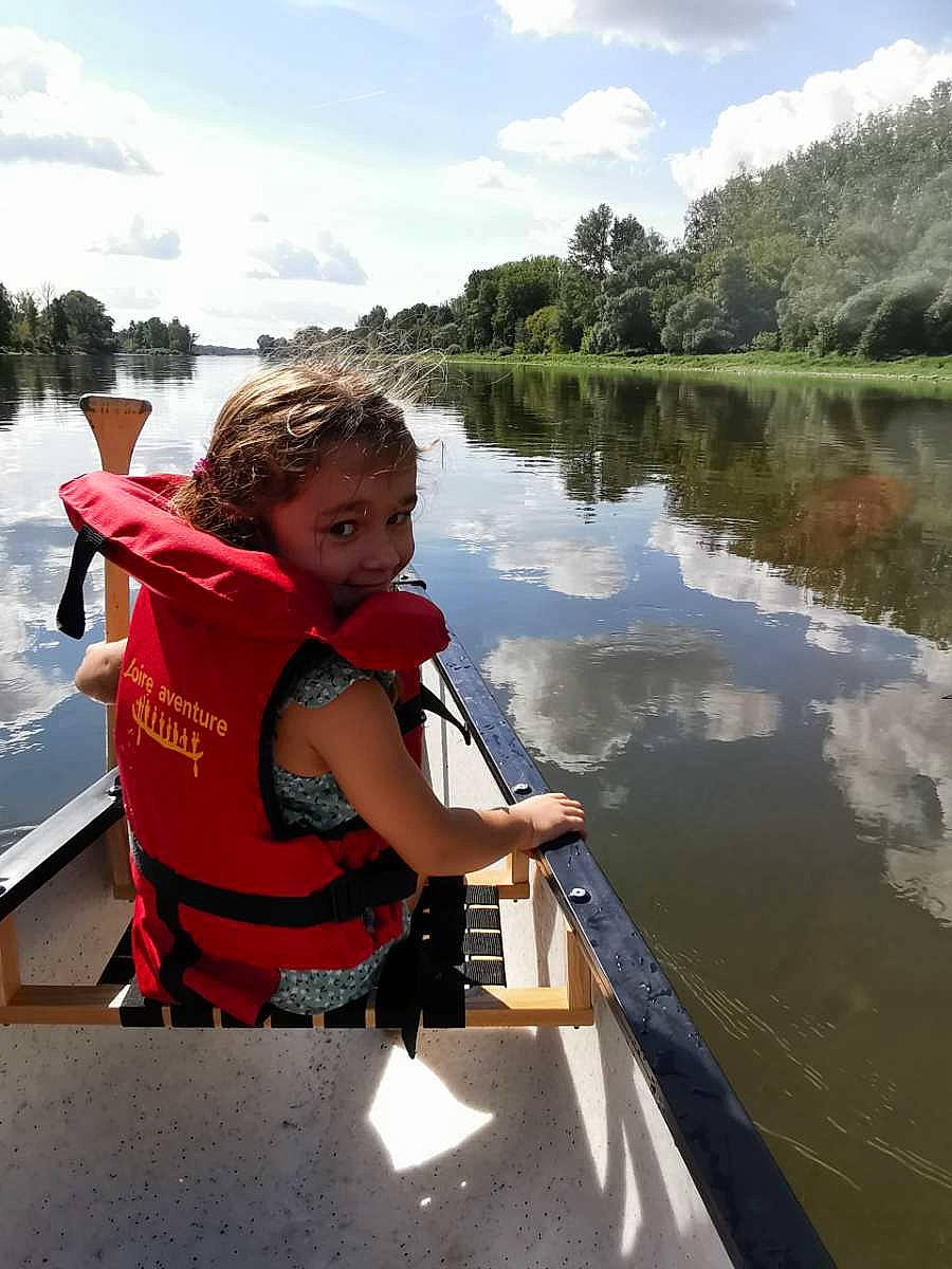 Neyla a rejoint le concours — aidez-le/la à gagner de superbes lots ! boat, boats_and_boating_equipment_and_supplies, cloud, joy, lake, leisure, lifejacket, oar, paddle, person, personal_protective_equipment, plant, recreation, sky, summer, travel, tree, vehicle, vest, water