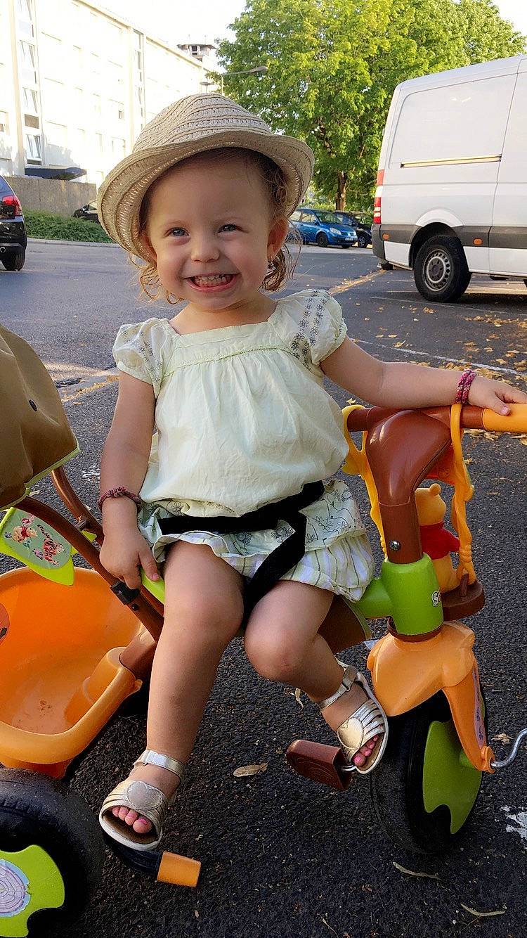 Maddie a rejoint le concours — aidez-le/la à gagner de superbes lots ! baby_products, car, child, family_car, joy, person, play, toddler, tricycle, vacation, vehicle