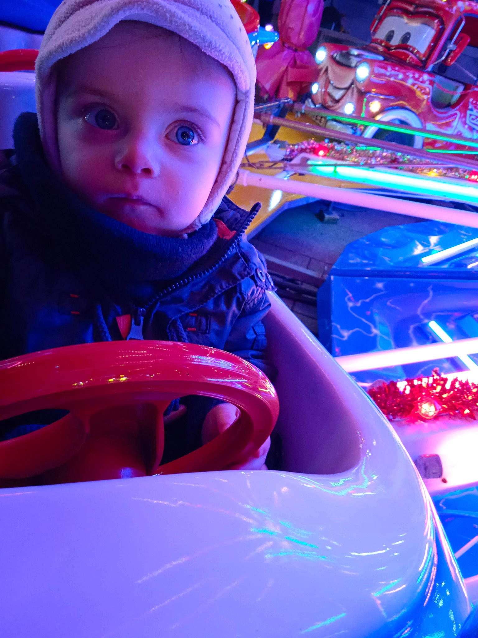Diego a rejoint le concours — aidez-le/la à gagner de superbes lots ! automotive_lighting, baby, baby_toddler_clothing, blue, cap, electric_blue, fun, happy, leisure, light, lighting, magenta, organ, person, personal_protective_equipment, pink, purple, recreation, red, snapshot