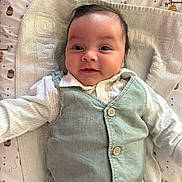 Mylan participe au concours pour gagner de l'argent avec cette photo : baby, infant, smile, face, vest, shirt, clothing, blanket, pattern, honey_pot, bee, lying_down, cute, child, portrait, indoor, happy, young, person, soft