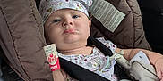 Alice participe au concours pour gagner de l'argent avec cette photo : baby, blanket, car_interior, car_seat, child, child_seat, clothing, cute, expression, face, hat, headwear, indoor, infant, pacifier, patterned_clothing, person, pout, safety, seatbelt