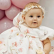 Noemy a rejoint le concours — aidez-le/la à gagner de superbes lots ! baby, child, portrait, face, headband, dress, floral_pattern, balloons, pink, cute, infant, celebration, adorable, earrings, soft_lighting, smile, person, event, indoor, happy