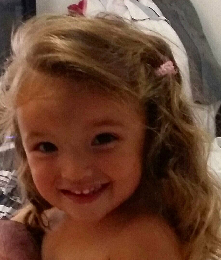 Tina a rejoint le concours — aidez-le/la à gagner de superbes lots ! blond, brown_hair, child, eyebrow, face, hair, hair_accessory, hairstyle, head, joy, long_hair, mouth, nose