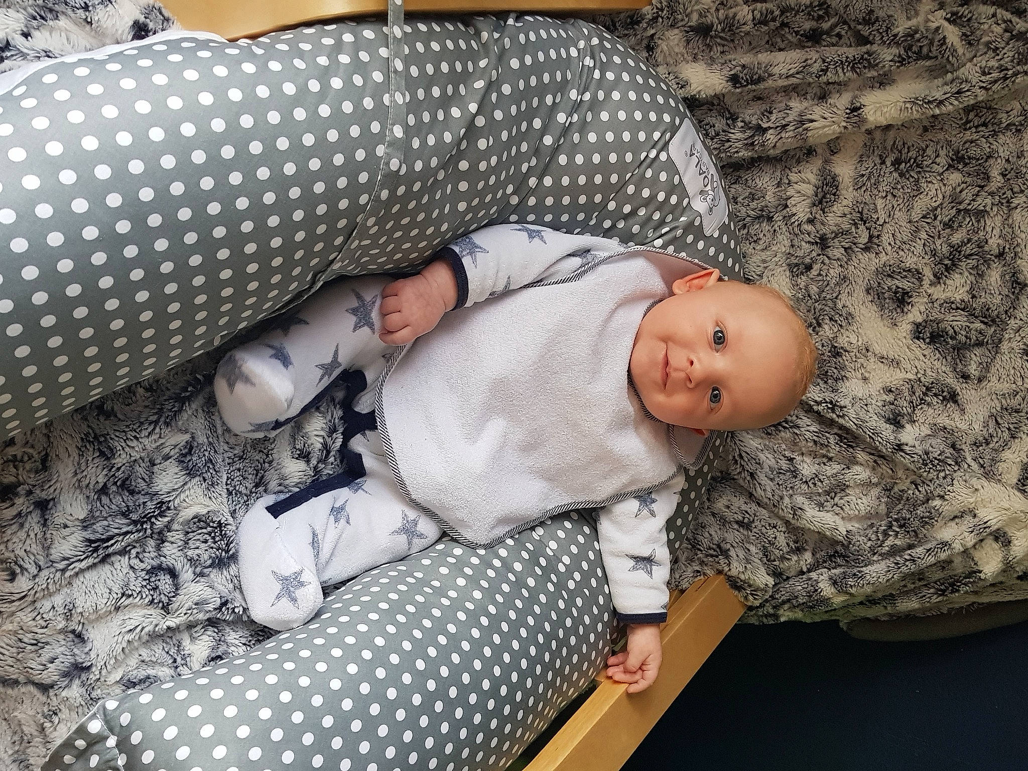 Evann participe au concours pour gagner de l'argent avec cette photo : baby, baby_products, baby_toddler_clothing, child, comfort, flooring, foot, human_leg, lap, linens, nap, pattern, person, room, sitting, sleep, sleeve, smile, sock, toddler