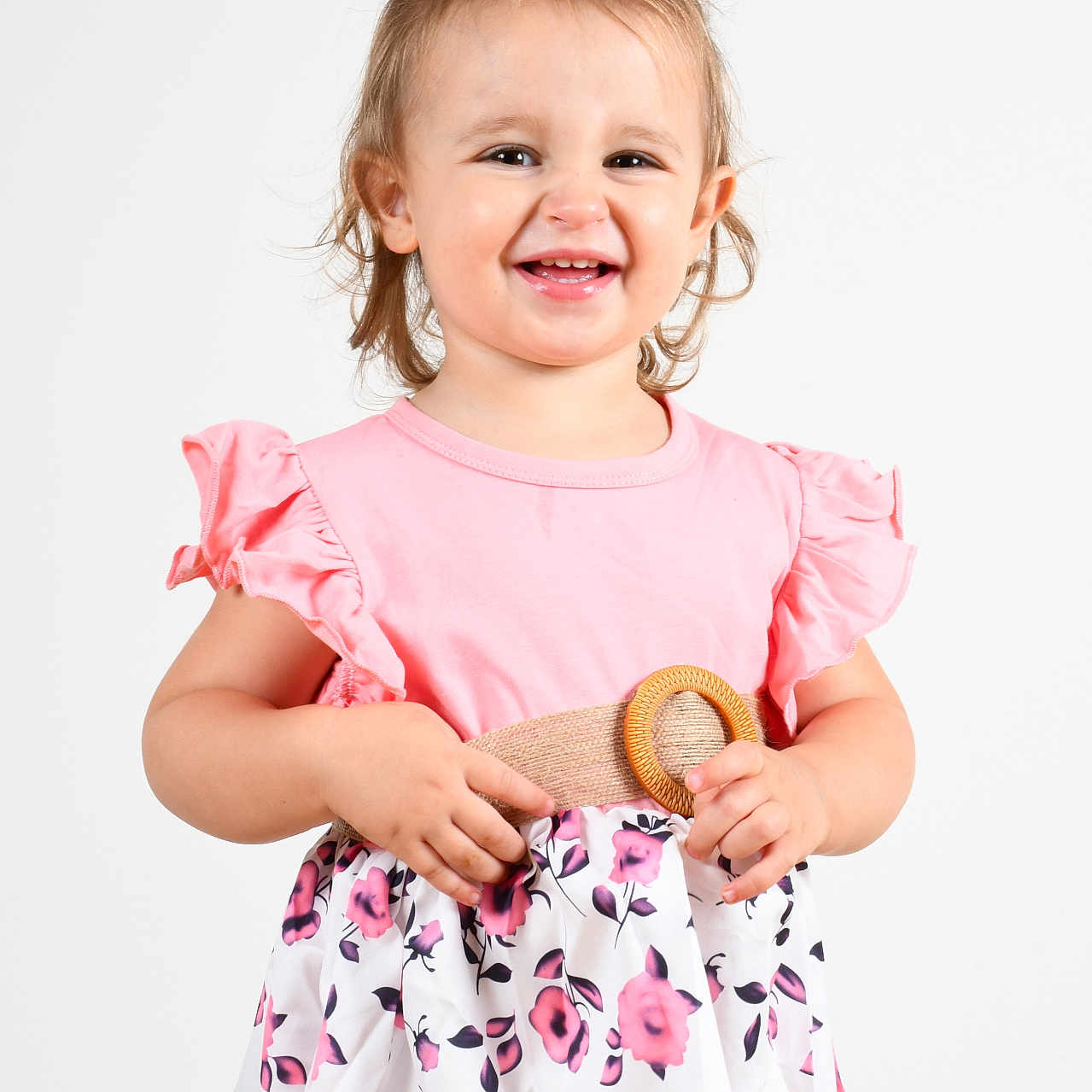 Tess a rejoint le concours — aidez-le/la à gagner de superbes lots ! accessories, arm, baby, bodypart, clothing, dress, eveningdress, face, finger, formalwear, hand, happy, head, laughing, mouth, person, photography, portrait, sleeve, smile