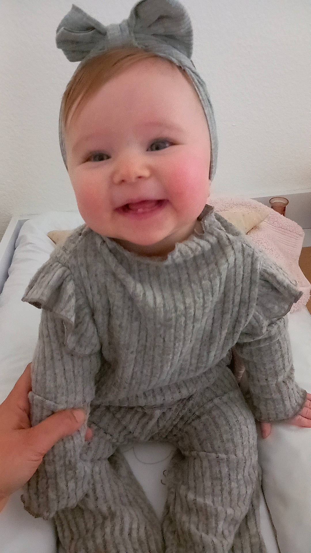 Inaya participe au concours pour gagner de l'argent avec cette photo : baby, baby_toddler_clothing, cheek, chin, dress, eye, eyebrow, face, hairstyle, head, human_body, iris, joy, lip, organ, person, pink, skin, sleeve, smile