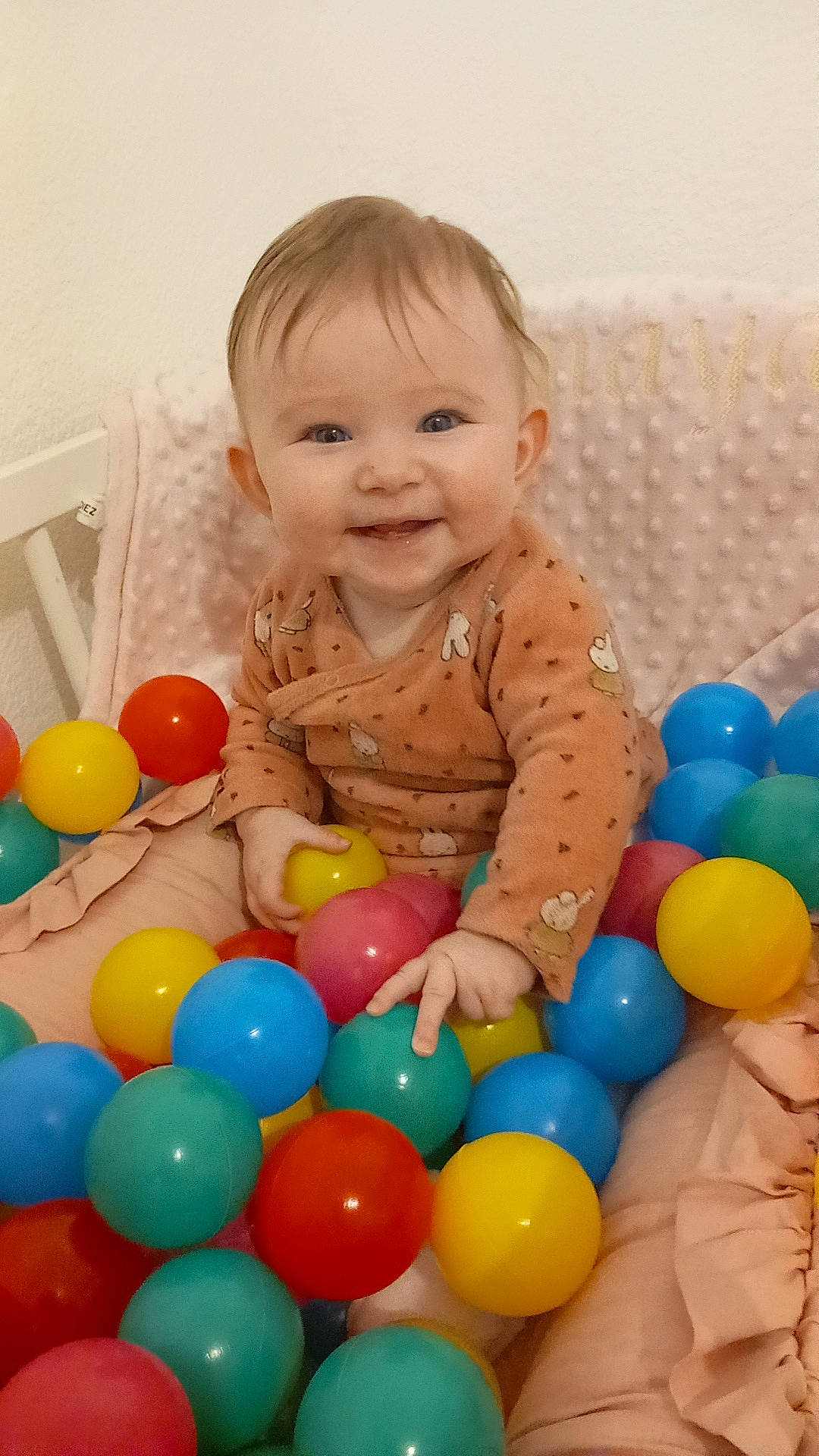 Inaya participe au concours pour gagner de l'argent avec cette photo : baby_playing_with_toys, ball, ball_pit, balloon, child, electric_blue, event, fun, happy, joy, leisure, organ, party_supply, person, photograph, play, product, smile, snapshot, toddler