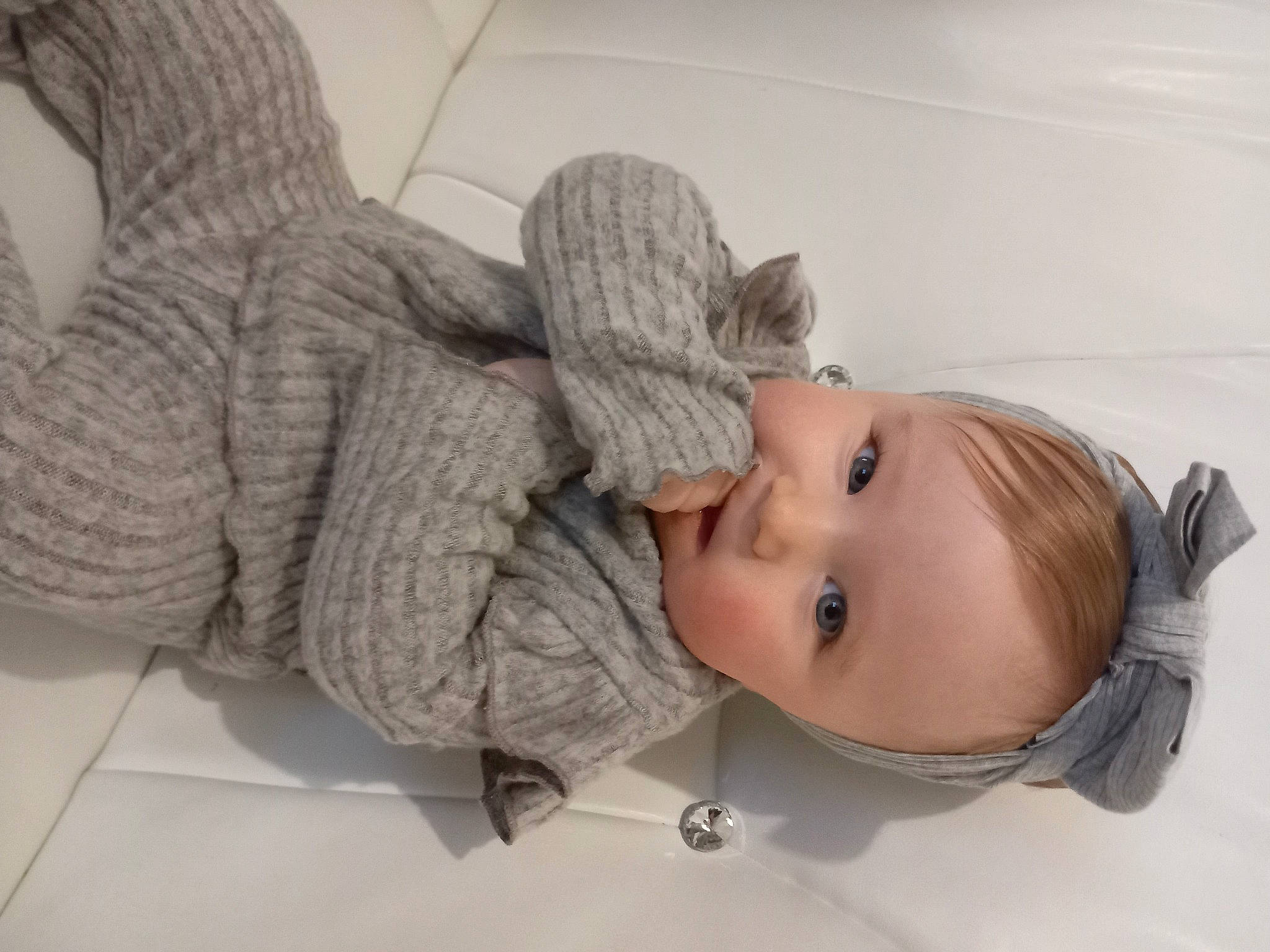 Inaya a rejoint le concours — aidez-le/la à gagner de superbes lots ! baby, baby_products, baby_toddler_clothing, cheek, child, comfort, eyelash, fashion_accessory, flooring, linens, lip, mammal, person, room, sitting, thread, toddler, vertebrate, wood, wool