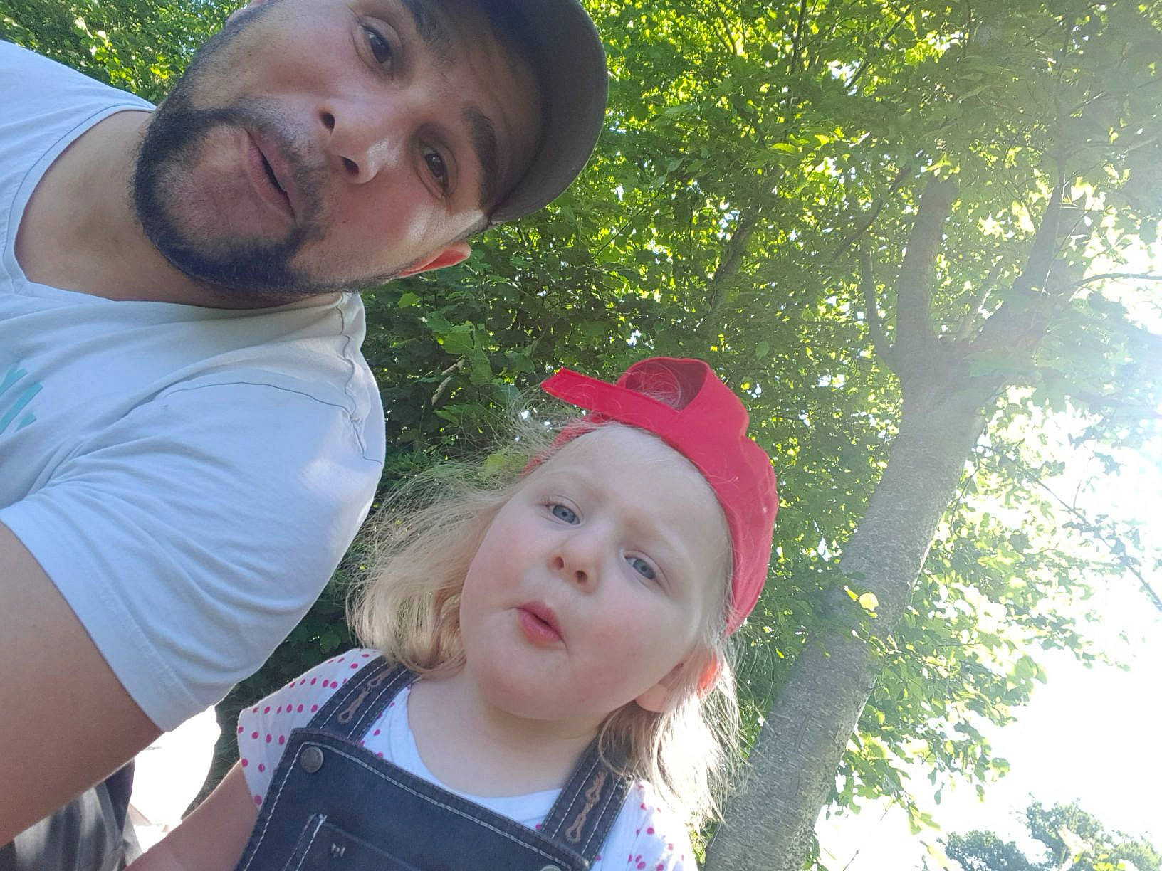 Sayana a rejoint le concours — aidez-le/la à gagner de superbes lots ! bonnet, cap, child, headgear, headwear, person, smile, toddler