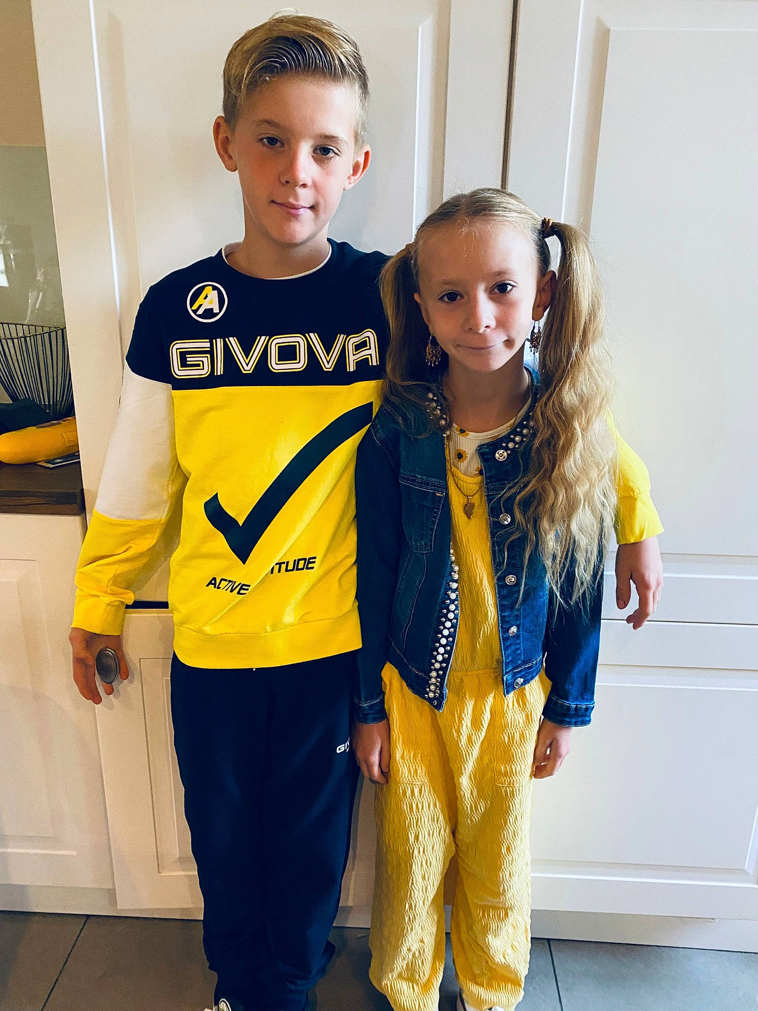 Meson participe au concours pour gagner de l'argent avec cette photo : blond, electric_blue, event, eyewear, fashion_design, formal_wear, fun, happy, jewellery, joy, necklace, person, shoulder, sleeve, smile, sportswear, standing, t_shirt, toddler, uniform