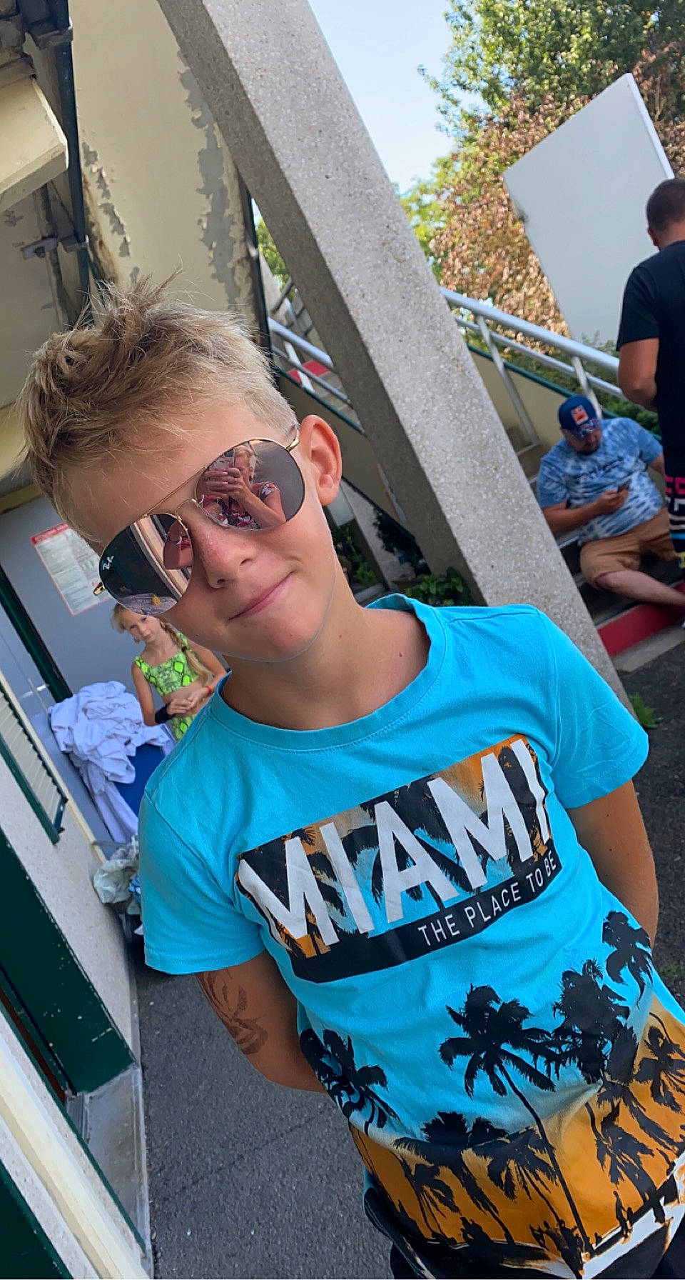 Meson a rejoint le concours — aidez-le/la à gagner de superbes lots ! child, cool, electric_blue, event, eyewear, fun, goggles, leisure, person, public_event, recreation, sleeve, smile, sunglasses, t_shirt, top, tourism, vacation, vision_care