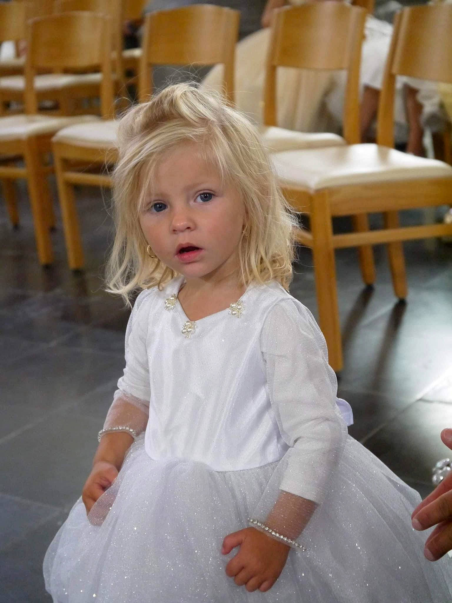 Meson participe au concours pour gagner de l'argent avec cette photo : blond, bridal_clothing, chair, child, day_dress, dress, embellishment, event, fashion_design, flooring, formal_wear, fun, furniture, happy, hardwood, person, sitting, surprise, table, toddler