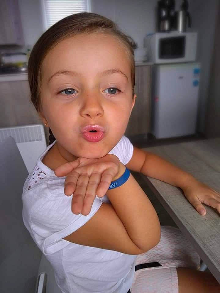 Leelou participe au concours pour gagner de l'argent avec cette photo : arm, baby, cheek, child, chin, eye, face, facial_expression, finger, forehead, gesture, hand, head, lip, mouth, neck, nose, person, skin, smile