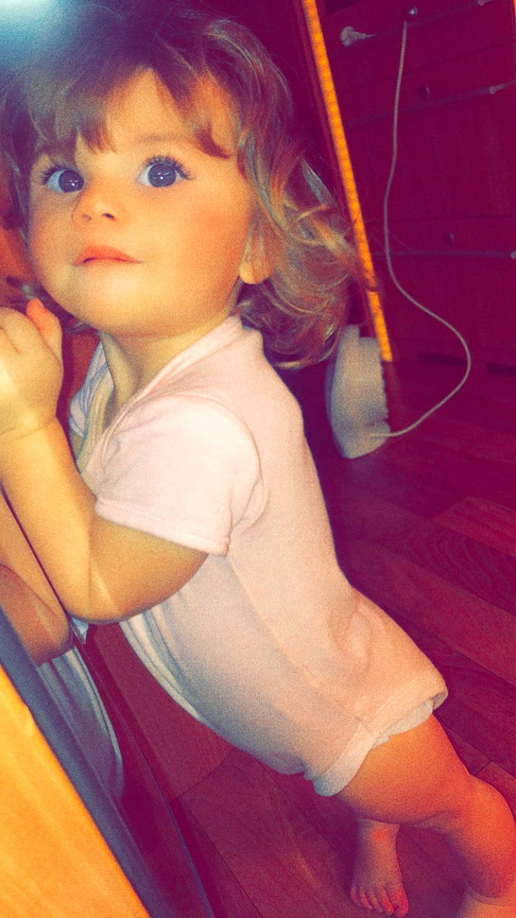 Bresil a rejoint le concours — aidez-le/la à gagner de superbes lots ! arm, bangs, barbie, black_hair, cheek, doll, eye, eyebrow, eyelash, flash_photography, happy, human_body, iris, joint, layered_hair, lip, long_hair, person, toddler, toy