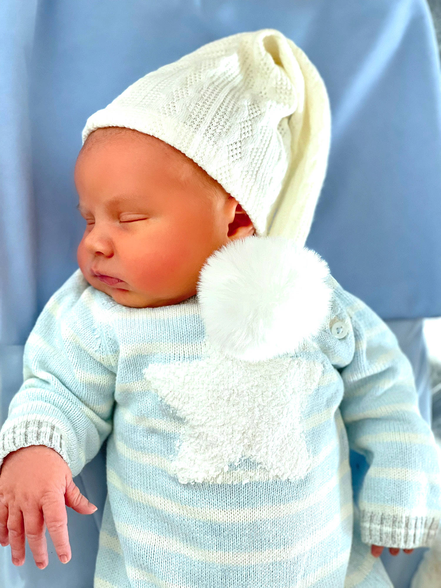 Roméo a rejoint le concours — aidez-le/la à gagner de superbes lots ! baby, baby_sleeping, baby_toddler_clothing, cap, cheek, chin, clothing, comfort, eye, face, head, headgear, human_body, knit_cap, lip, outerwear, person, product, skin, sleeve