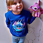 Keyla Claine participe au concours pour gagner de l'argent avec cette photo : balloon_drawing, black_shoes, blue_sweatshirt, casual_clothing, child, cute, door, drawing, happy, indoor, jeans, person, plush_toy, portrait, round_handles, smiling, stitch_character, teddy_bear_drawing, wooden_floor, young_child