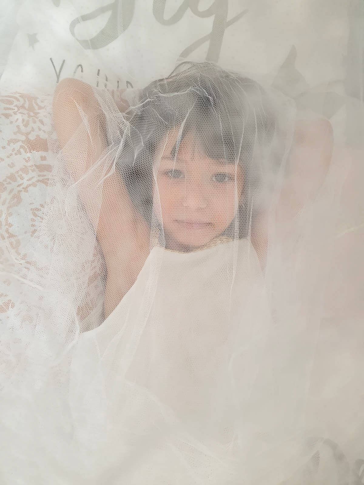 Oceane participe au concours pour gagner de l'argent avec cette photo : art, bridal_accessory, bridal_veil, bride, drawing, dress, eye, face, fashion_accessory, hair_accessory, head, headpiece, illustration, long_hair, person, photography, portrait, veil, wedding_dress, white