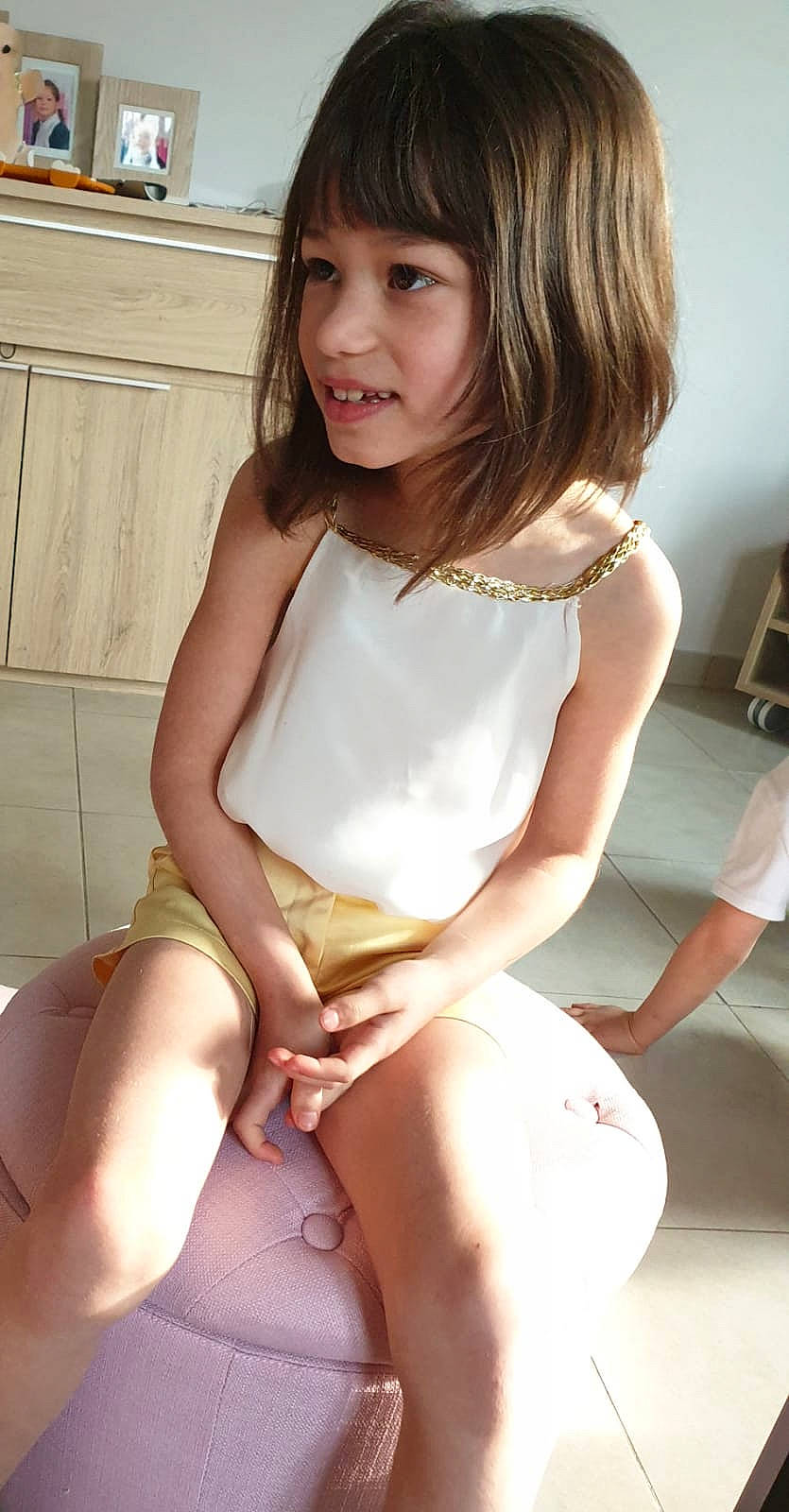 Oceane a rejoint le concours — aidez-le/la à gagner de superbes lots ! beauty, blurred, brown_hair, child_model, clothing, gravure_idol, human_leg, japanese_idol, leg, long_hair, person, sitting, thigh