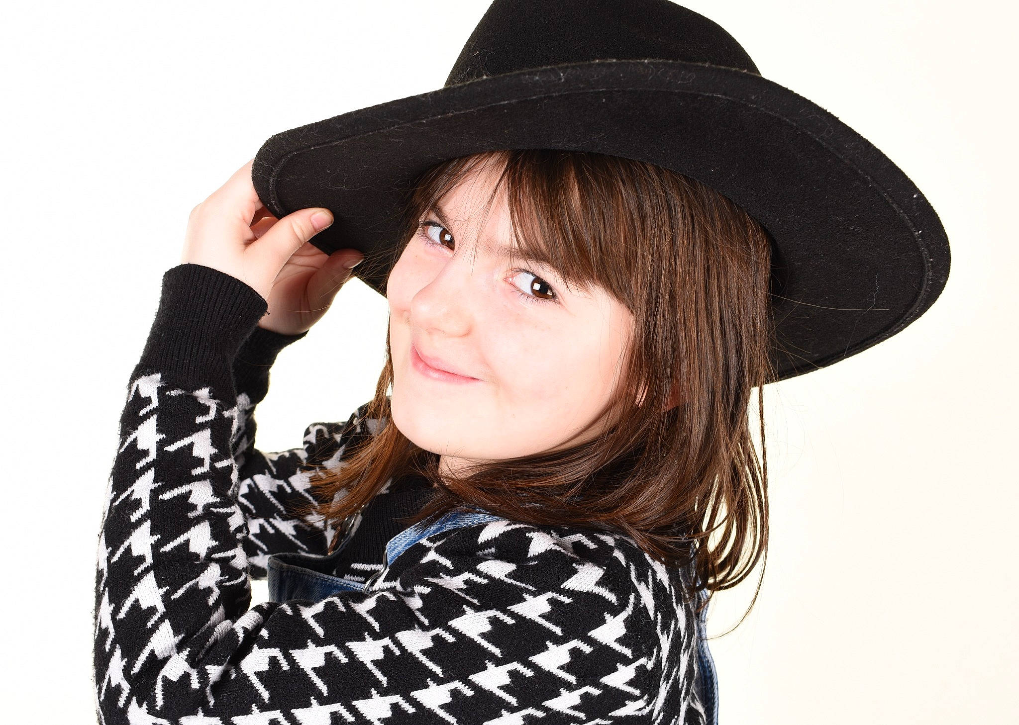 Mélyna participe au concours pour gagner de l'argent avec cette photo : bangs, black, black_hair, clothing, eyebrow, eyelash, fedora, flash_photography, gesture, happy, hat, jaw, joy, layered_hair, lip, neck, outerwear, person, sleeve, smile
