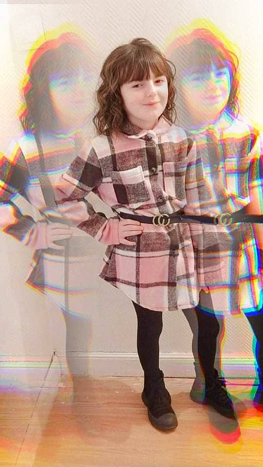 Mélyna participe au concours pour gagner de l'argent avec cette photo : bangs, blond, child, facial_expression, fashion, fashion_design, fun, hair, hairstyle, happy, human_leg, joy, knee, long_hair, pattern, person, plaid, school_uniform, sleeve, t_shirt