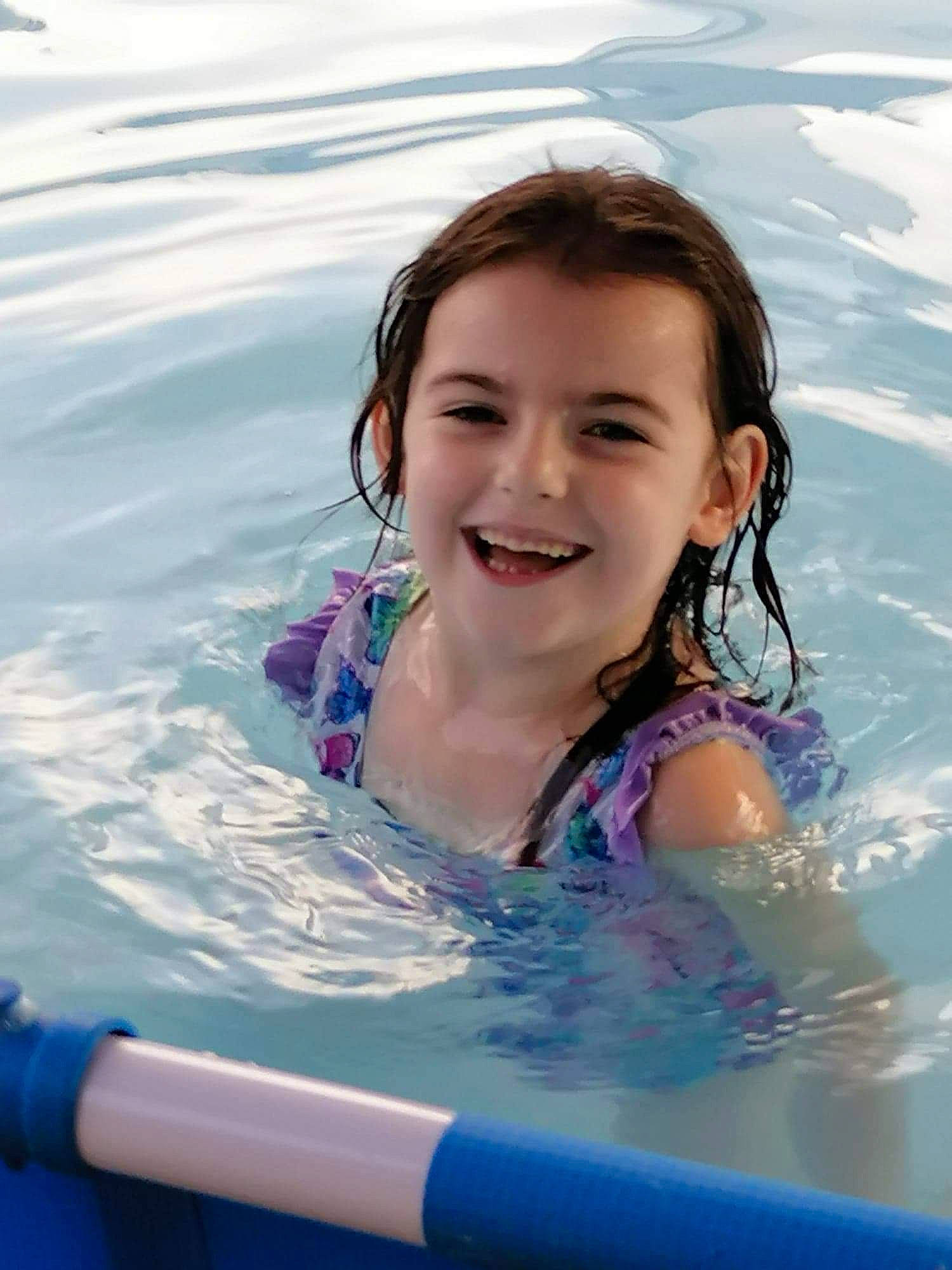 Mélyna a rejoint le concours — aidez-le/la à gagner de superbes lots ! bathing, chest, child, electric_blue, face, facial_expression, fun, hair, happy, joy, leisure, leisure_centre, outdoor_recreation, person, personal_protective_equipment, recreation, smile, sports, swimming_pool, swimwear