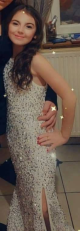 Mélyna participe au concours pour gagner de l'argent avec cette photo : abdomen, day_dress, elbow, embellishment, fashion_design, gesture, gown, hand, human_body, human_leg, joy, long_hair, nail, neck, one_piece_garment, outerwear, person, sleeve, thigh, trunk