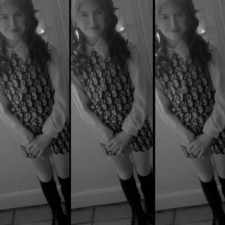 Mélyna a rejoint le concours — aidez-le/la à gagner de superbes lots ! arm, black, black_and_white, cool, fashion, gesture, hair, joint, joy, knee, leg, neck, person, shorts, shoulder, sleeve, smile, style, thigh, trunk