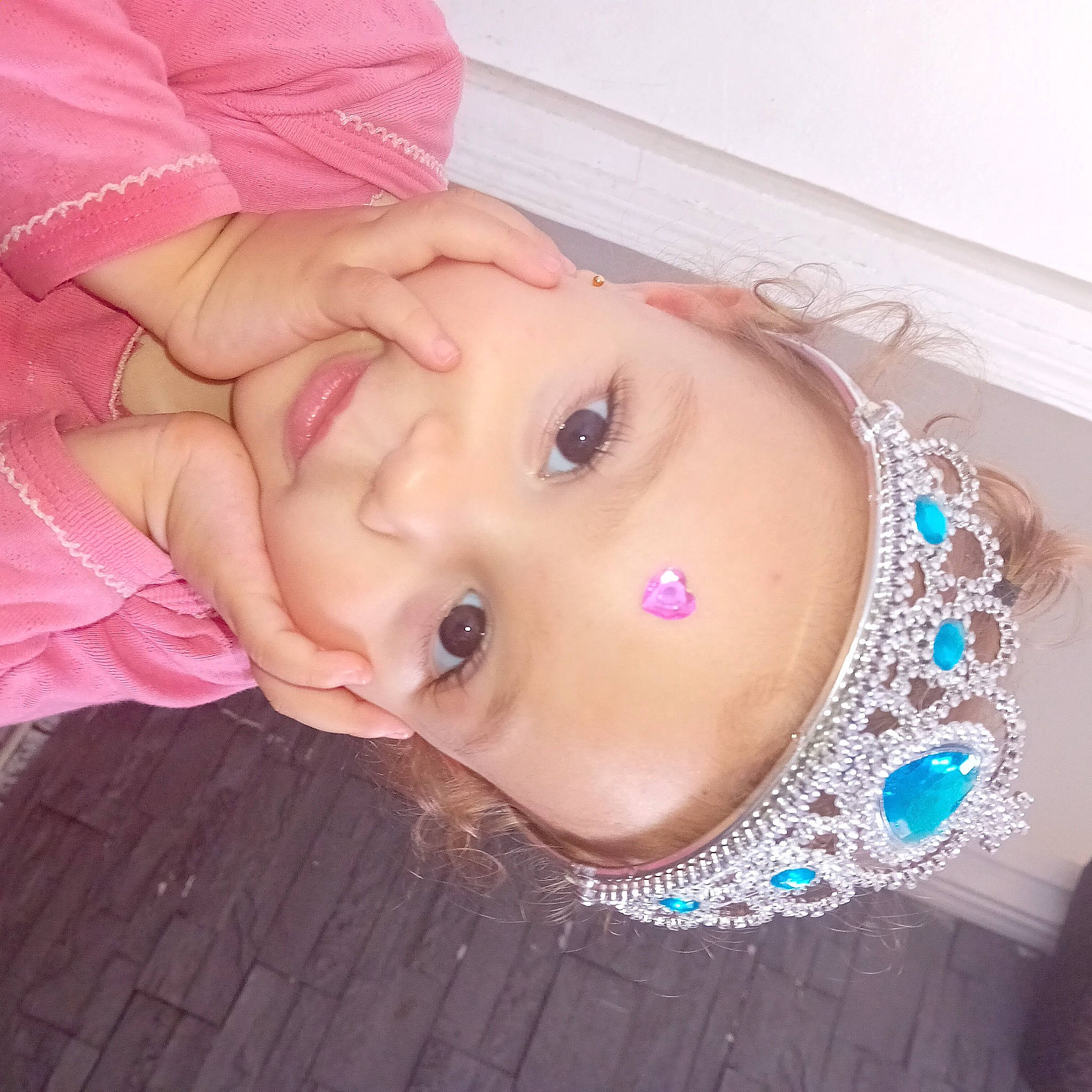 Lahna a rejoint le concours — aidez-le/la à gagner de superbes lots ! abdomen, baby, baby_toddler_clothing, cheek, chest, child, eyebrow, eyelash, fashion_accessory, gesture, iris, jewellery, lip, mouth, nail, person, pink, skin, toddler, trunk