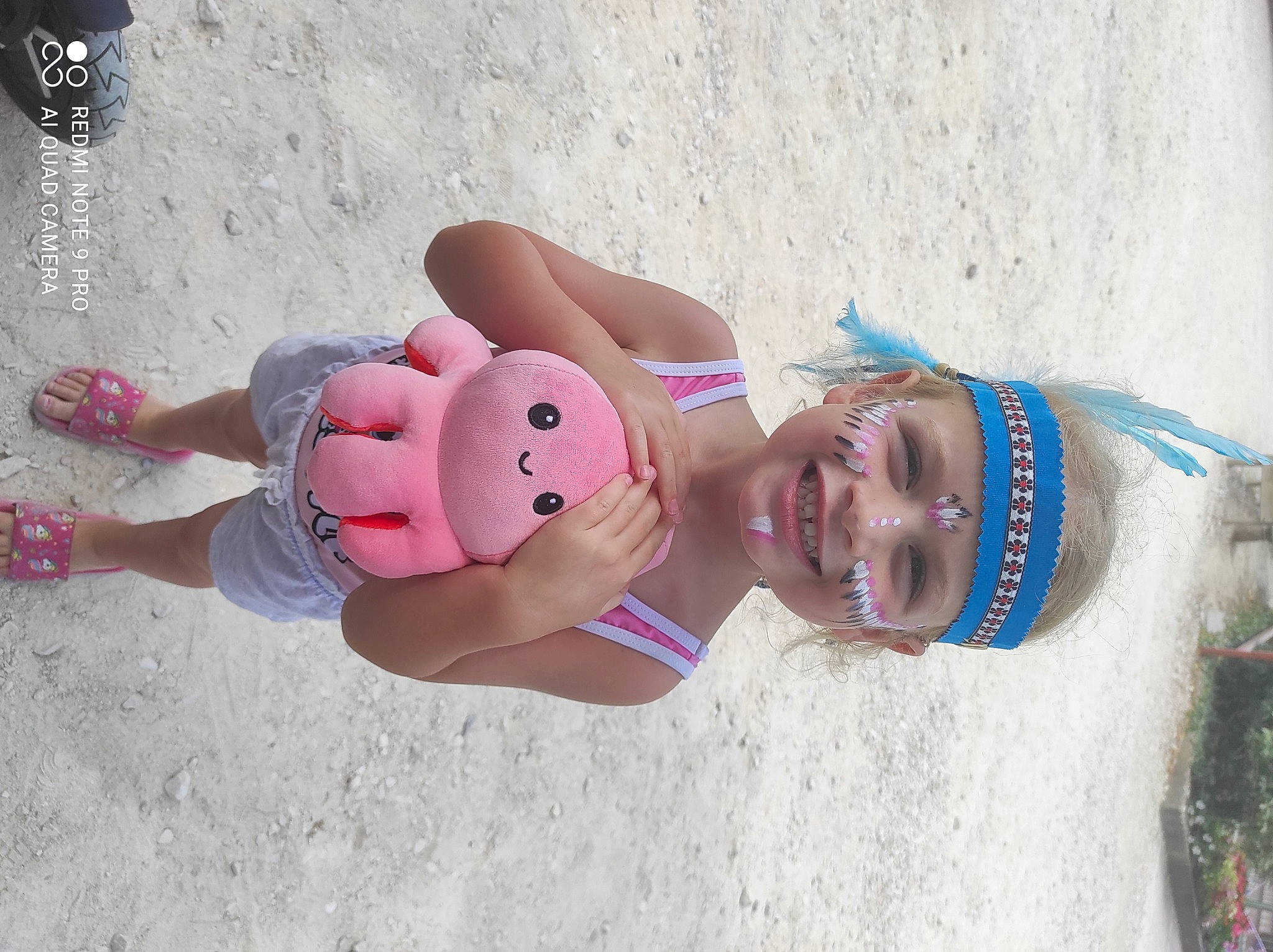 Lanaë a rejoint le concours — aidez-le/la à gagner de superbes lots ! abdomen, arm, chest, elbow, eyewear, fun, happy, hat, headgear, headwear, jewellery, joy, leisure, person, pink, recreation, sand, smile, sunglasses, swimwear