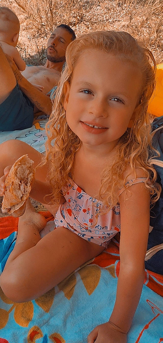 Lanaë participe au concours pour gagner de l'argent avec cette photo : blond, brown_hair, child, finger, fun, hairstyle, happy, human_leg, joy, leisure, long_hair, mouth, neck, person, recreation, shoulder, sitting, skin, smile, surfer_hair