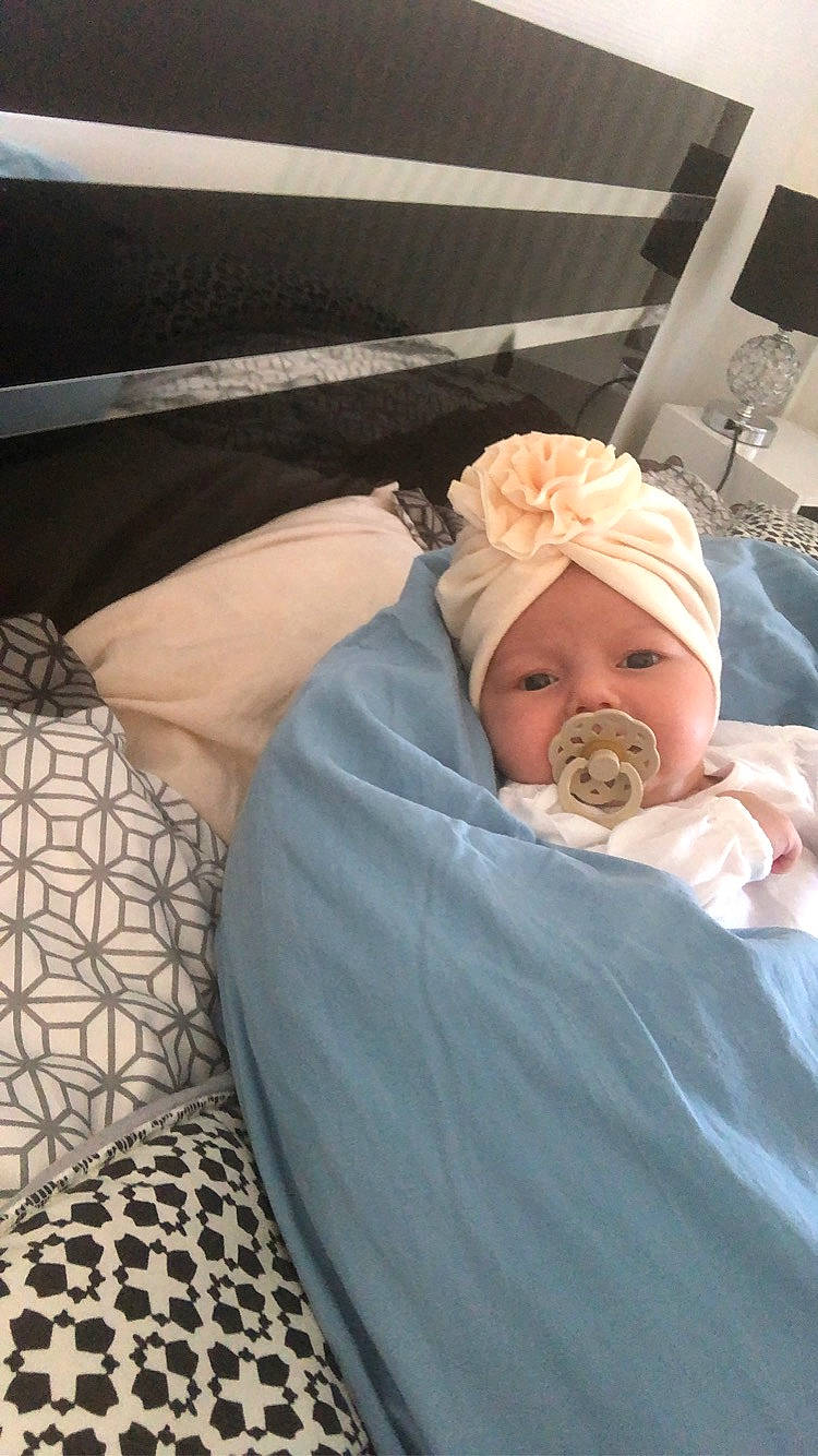 Shelby a rejoint le concours — aidez-le/la à gagner de superbes lots ! baby, baby_products, baby_toddler_clothing, child, childbirth, comfort, event, hat, headwear, hospital, linens, nap, pattern, person, room, sitting, sleep, toddler