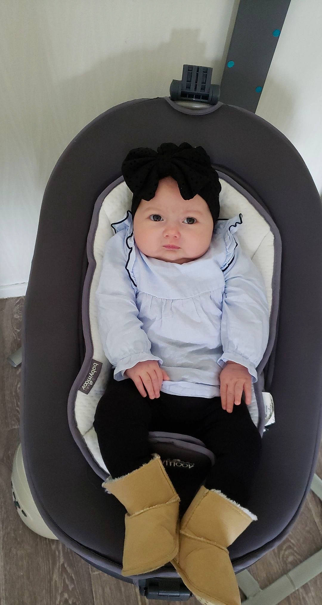 Shelby a rejoint le concours — aidez-le/la à gagner de superbes lots ! audio_equipment, auto_part, baby, baby_carriage, baby_products, baby_safety, baby_toddler_clothing, car_seat, chair, child, circle, comfort, face, fun, hairstyle, lap, person, sitting, sleeve, thigh