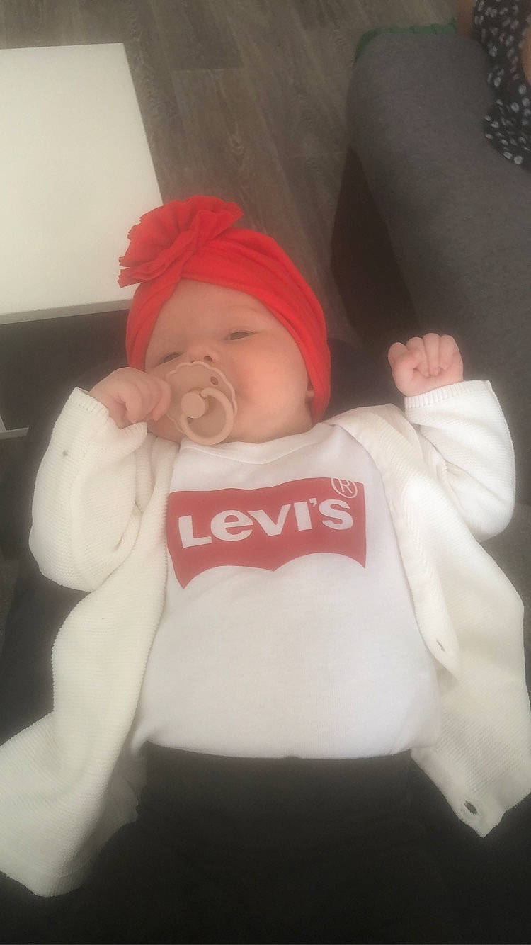 Shelby a rejoint le concours — aidez-le/la à gagner de superbes lots ! baby, baby_carriage, baby_products, baby_safety, baby_sleeping, baby_toddler_clothing, cap, carmine, cheek, child, comfort, finger, flesh, fur, headwear, lap, lip, person, sitting, sleeve