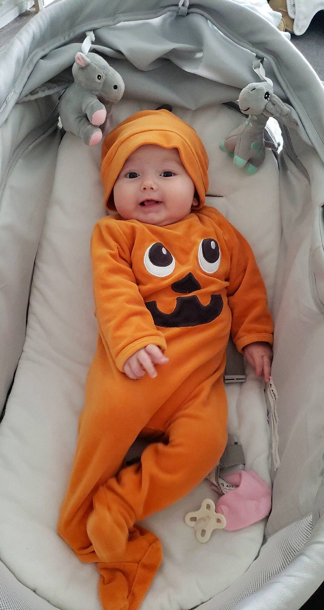 Shelby a rejoint le concours — aidez-le/la à gagner de superbes lots ! baby, baby_products, baby_safety, baby_sleeping, baby_toddler_clothing, child, comfort, eye, happy, head, headwear, linens, orange, person, pink, sleeve, smile, stuffed_toy, textile, thumb