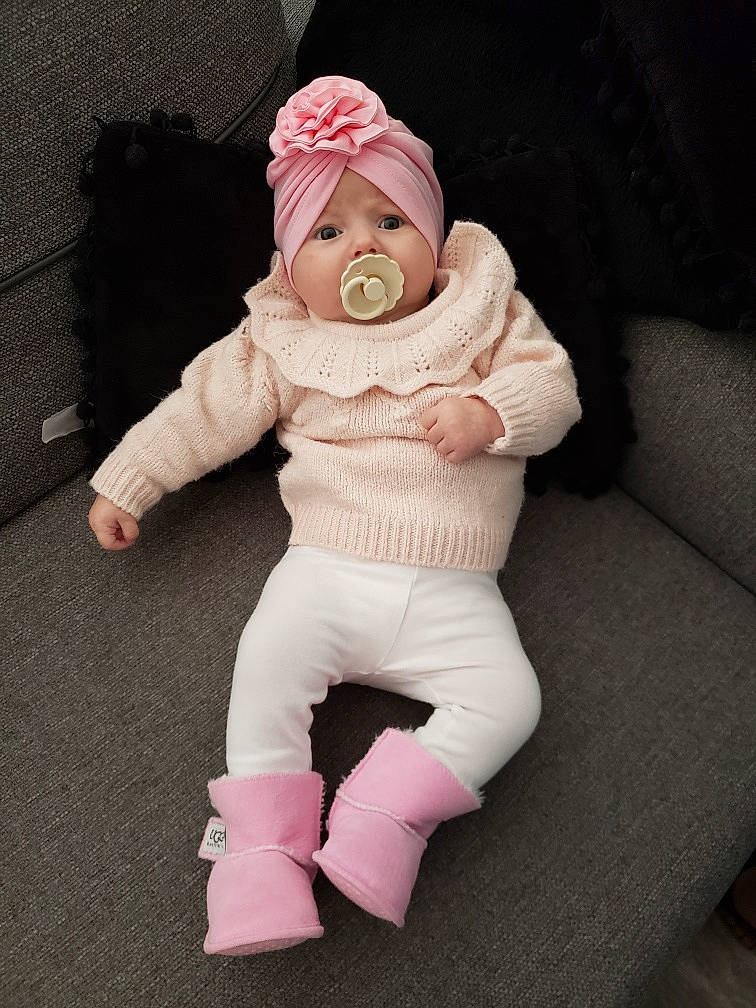 Shelby participe au concours pour gagner de l'argent avec cette photo : arm, baby, baby_toddler_clothing, cap, child, costume_hat, fashion_accessory, fictional_character, fur, glove, headwear, human_body, knee, knit_cap, person, personal_protective_equipment, pink, sitting, sleeve, thumb
