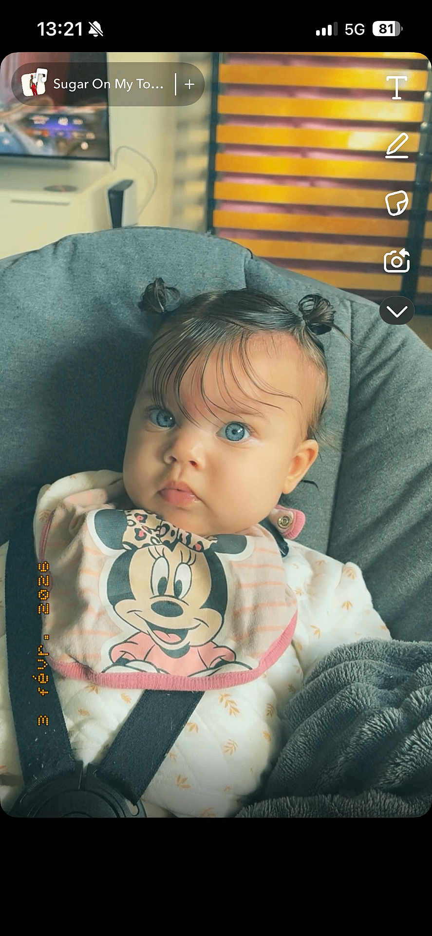 Leïssy participe au concours pour gagner de l'argent avec cette photo : baby, bib, blanket, blue_eyes, car_seat, child, chubby_cheeks, close_up, cozy, cute, hair_buns, harness, indoor, infant, minnie_mouse, mobile_ui, portrait, screenshot, soft_lighting, timestamp