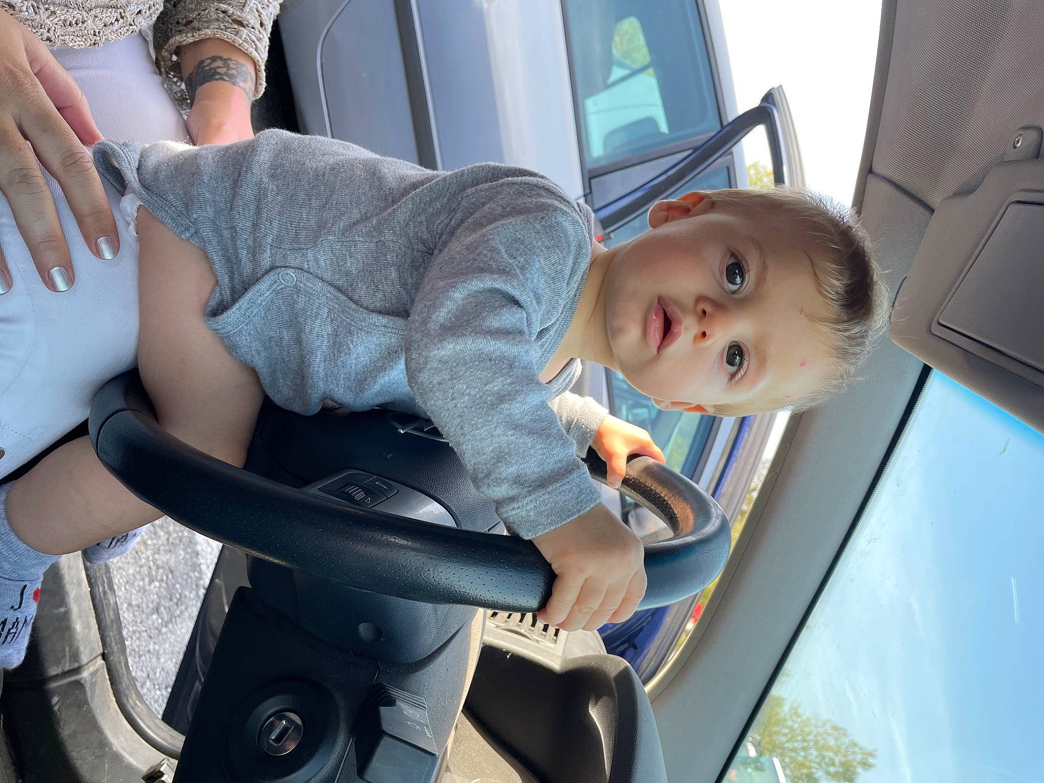 Lonaël a rejoint le concours — aidez-le/la à gagner de superbes lots ! auto_part, automotive_design, automotive_exterior, car, car_seat, car_seat_cover, child, comfort, dress, electric_blue, family_car, gesture, hand, leg, motor_vehicle, person, seat_belt, toddler, vehicle, vehicle_door