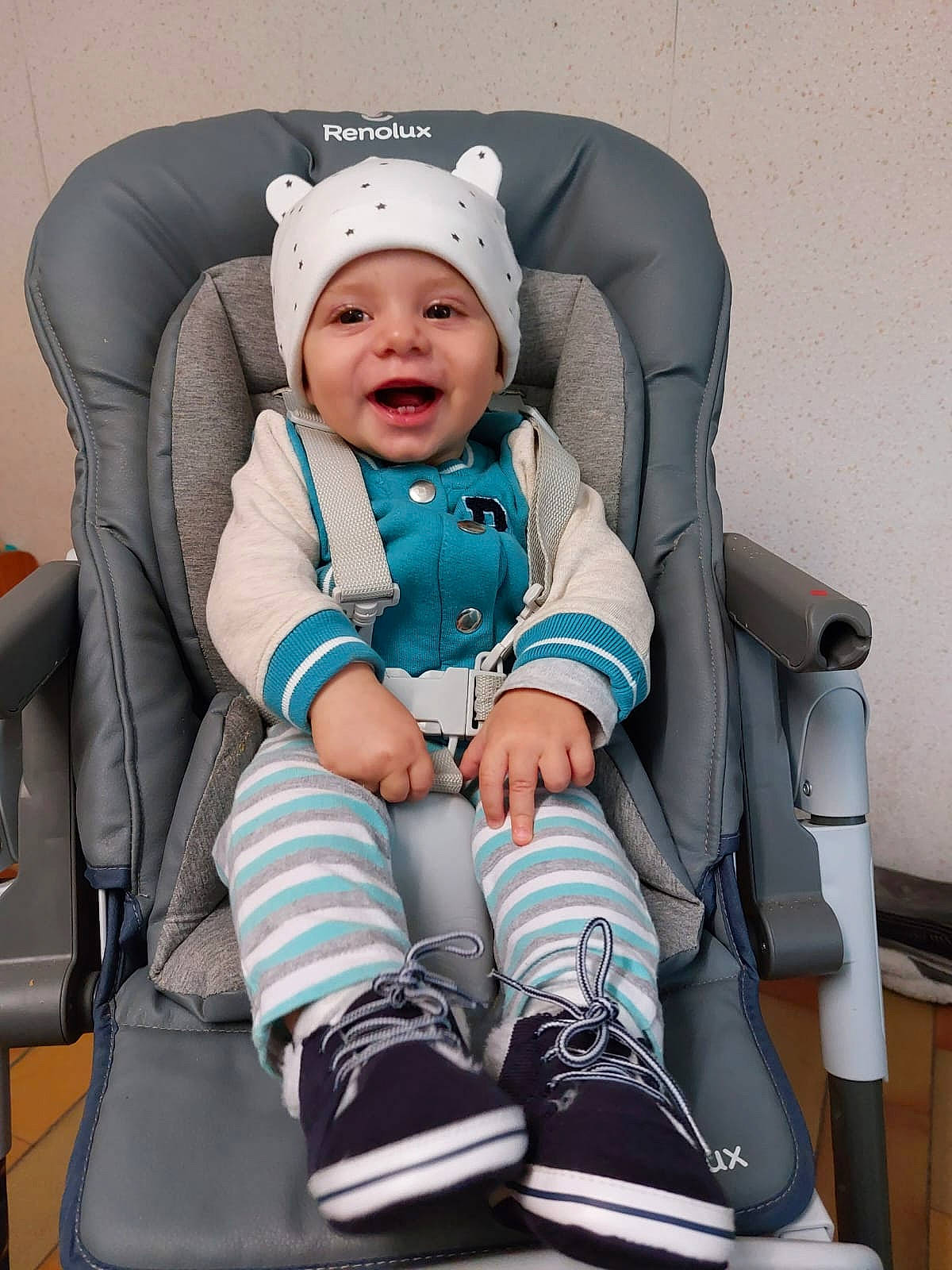 Lonaël participe au concours pour gagner de l'argent avec cette photo : auto_part, baby, baby_carriage, baby_in_car_seat, baby_products, baby_toddler_clothing, car_seat, child, comfort, electric_blue, facial_expression, fashion_accessory, fun, happy, headwear, knee, person, personal_protective_equipment, sitting, sleeve