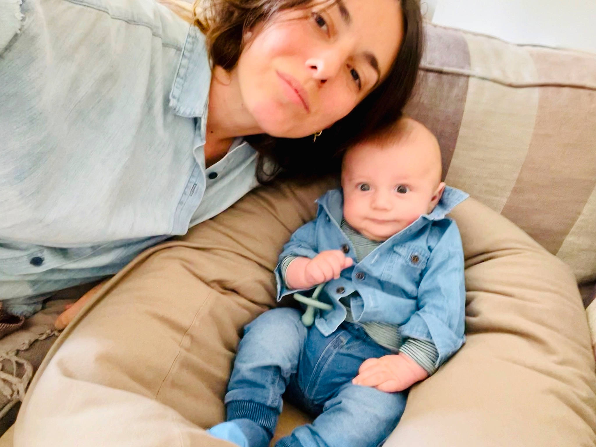 Camille a rejoint le concours — aidez-le/la à gagner de superbes lots ! baby, baby_toddler_clothing, cheek, child, comfort, couch, eye, face, facial_expression, finger, flash_photography, fun, hairstyle, happy, head, human, person, skin, sleeve, smile