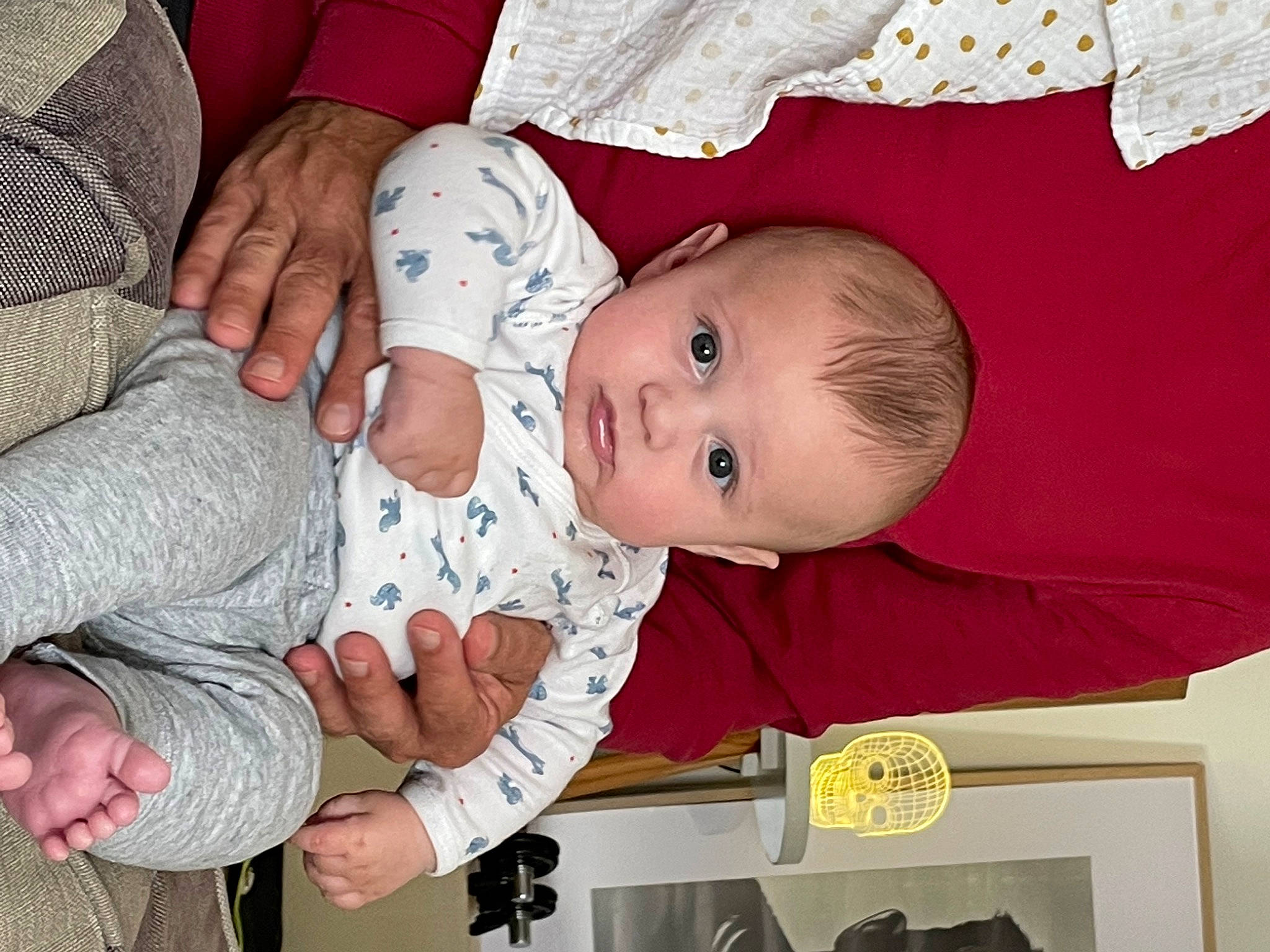 Camille a rejoint le concours — aidez-le/la à gagner de superbes lots ! baby, baby_products, baby_toddler_clothing, cheek, child, comfort, facial_expression, finger, foot, gesture, hand, happy, human_body, mouth, nail, person, room, sitting, skin, thumb