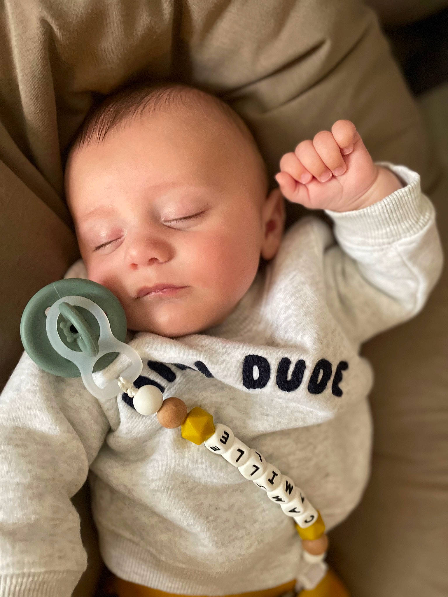 Camille a rejoint le concours — aidez-le/la à gagner de superbes lots ! baby, baby_sleeping, baby_toddler_clothing, cheek, chin, comfort, face, facial_expression, finger, gesture, hand, head, mammal, mouth, nose, orange, person, skin, sleeve, textile