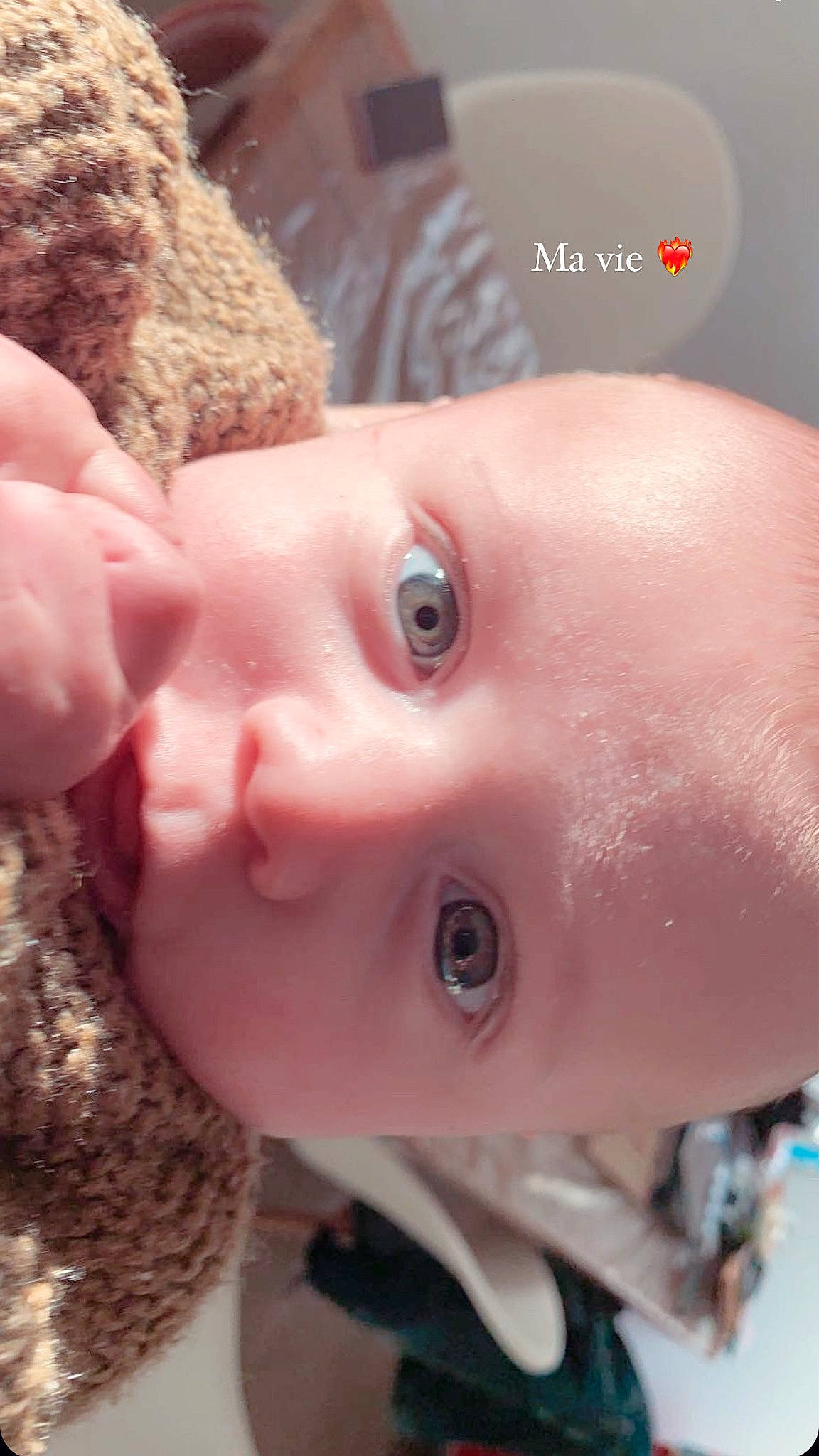 Camille a rejoint le concours — aidez-le/la à gagner de superbes lots ! cheek, chin, ear, eye, eyebrow, eyelash, facial_expression, finger, forehead, happy, human, human_body, iris, jaw, lip, mouth, neck, nose, skin, toy