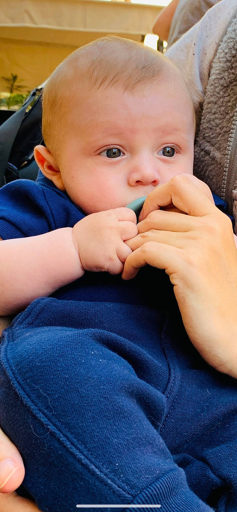 Camille participe au concours pour gagner de l'argent avec cette photo : arm, baby, baby_toddler_clothing, cheek, comfort, electric_blue, eyebrow, eyelash, finger, gesture, hand, happy, iris, lip, nail, nose, person, skin, sleeve, thumb