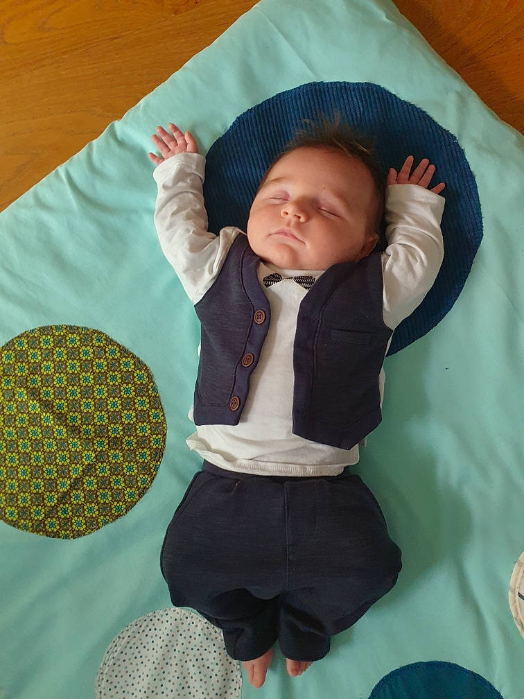 Miller participe au concours pour gagner de l'argent avec cette photo : baby, baby_products, baby_sleeping, baby_toddler_clothing, bedding, bedtime, child, circle, comfort, linens, mammal, pattern, person, room, sitting, sleeve, t_shirt, textile, thumb, toddler