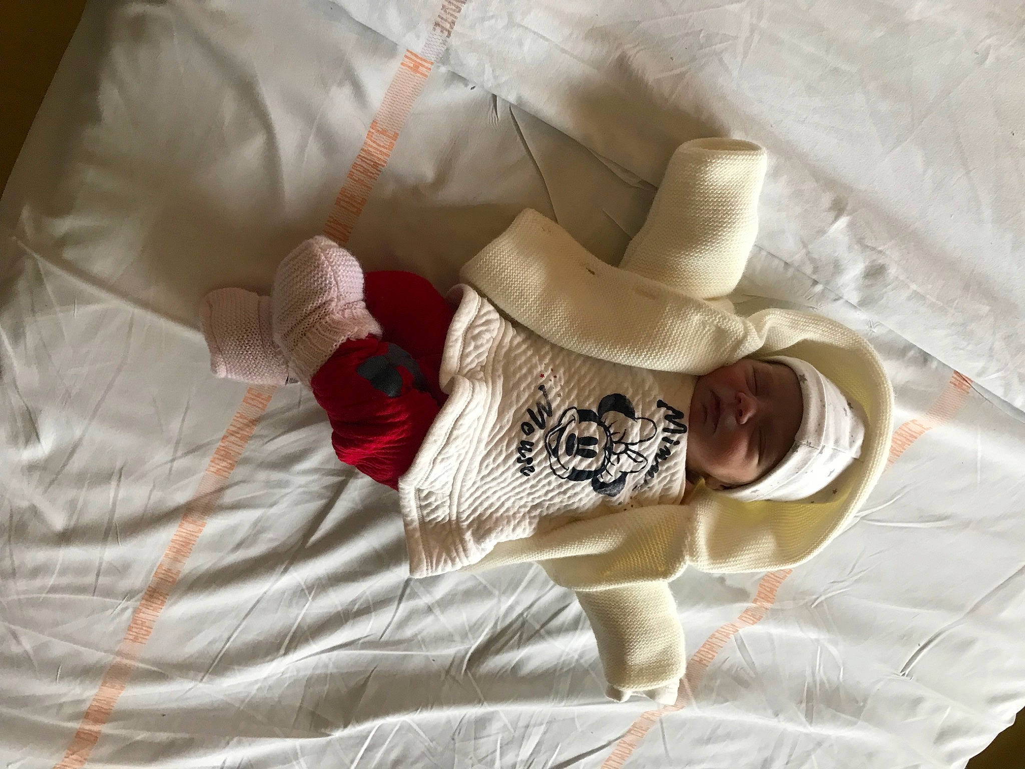 Lola a rejoint le concours — aidez-le/la à gagner de superbes lots ! bedding, beige, cap, comfort, costume_hat, cowboy_hat, eyewear, fashion_accessory, fedora, hat, headgear, headwear, linens, paper, pattern, person, room, sleeve, sun_hat, sunglasses