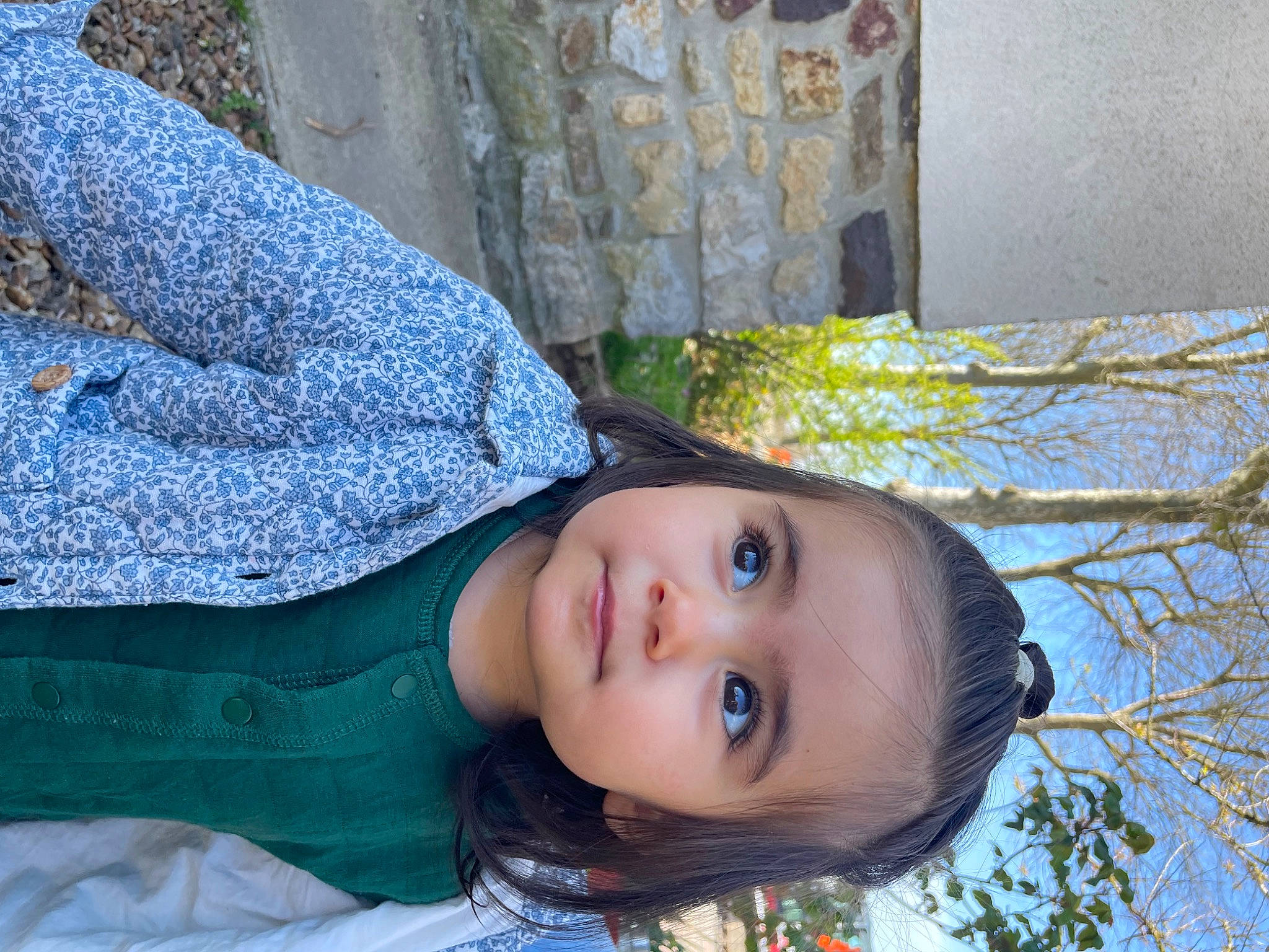 Zahra participe au concours pour gagner de l'argent avec cette photo : child, electric_blue, eye, grass, happy, leaf, leisure, pattern, people_in_nature, person, photograph, plant, portrait_photography, sky, smile, toddler, tree, twig, winter, wood