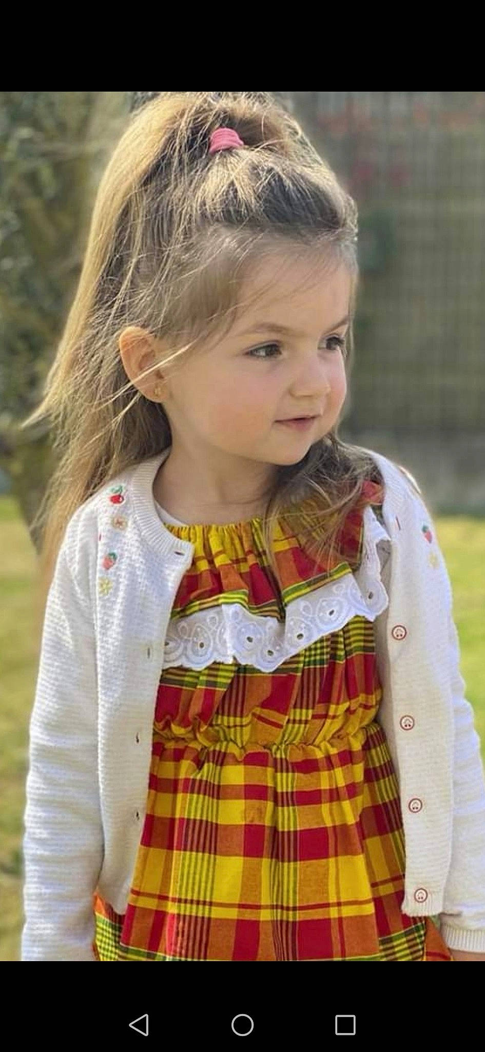 Maëva a rejoint le concours — aidez-le/la à gagner de superbes lots ! baby_toddler_clothing, blond, child, collar, dress, dress_shirt, face, grass, hair, hairstyle, happy, lip, long_hair, outerwear, pattern, person, plaid, sleeve, street_fashion, t_shirt