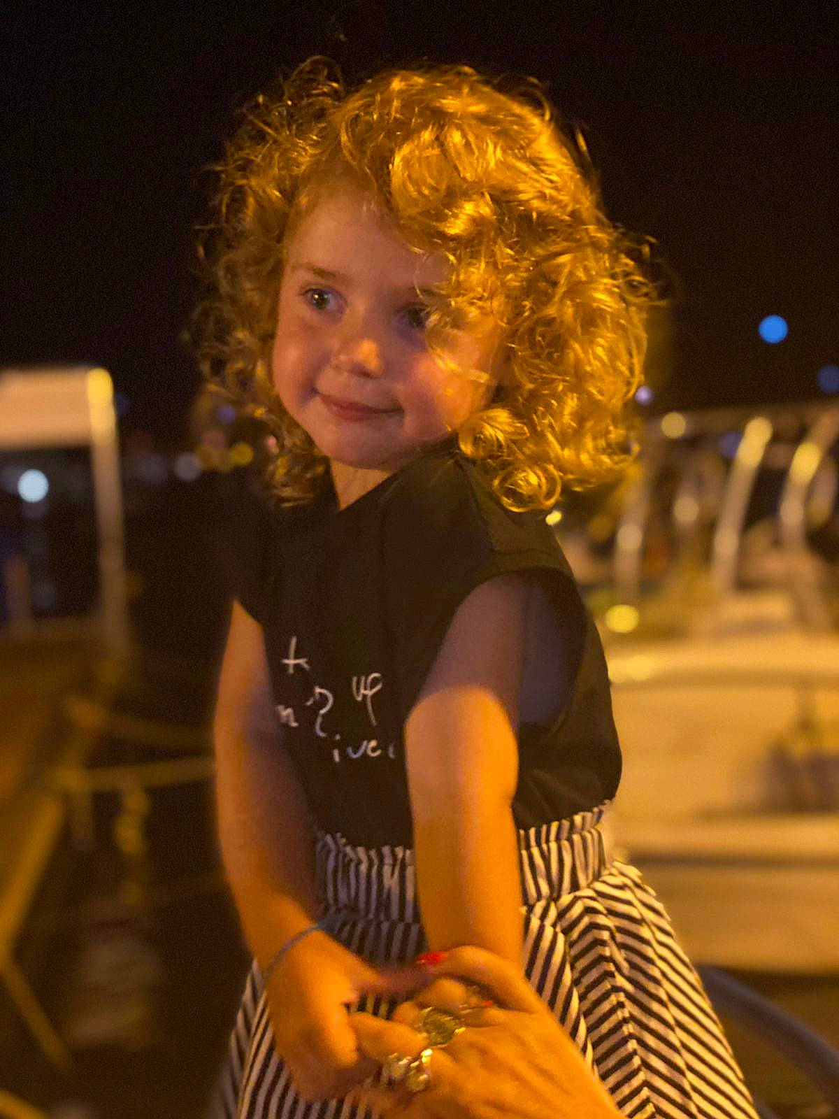 Lùna a rejoint le concours — aidez-le/la à gagner de superbes lots ! brown_hair, cheek, cool, elbow, electric_blue, event, fashion, flash_photography, fun, hairstyle, happy, head, human_body, joy, lip, person, sitting, sleeve, smile, t_shirt