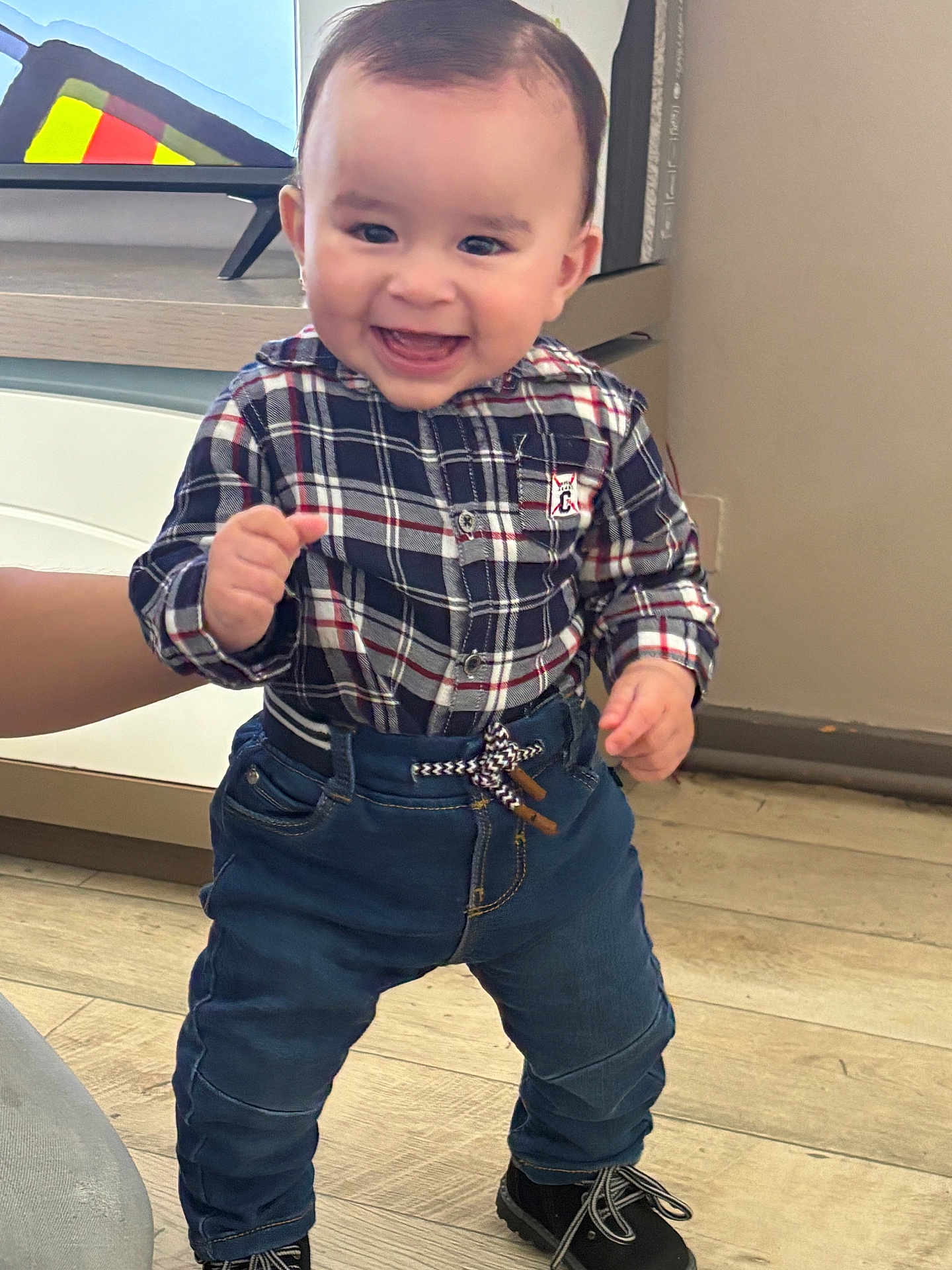 Akif participe au concours pour gagner de l'argent avec cette photo : toddler, child, smiling, plaid_shirt, denim_pants, black_shoes, indoor, wooden_floor, happy, standing, person, cute, baby, fashion, clothing, portrait, young_child, casual, socks, hand