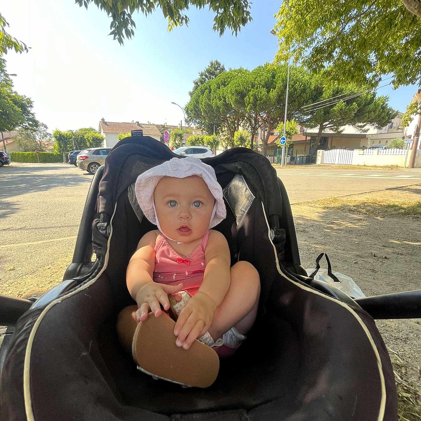 Catalïana a rejoint le concours — aidez-le/la à gagner de superbes lots ! baby, car, city, clothing, face, grass, hat, head, nature, outdoors, park, person, photography, plant, portrait, road, street, summer, tree, urban